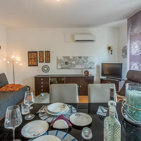Apartment In 5542