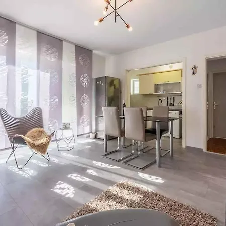 In 5542 Apartment *