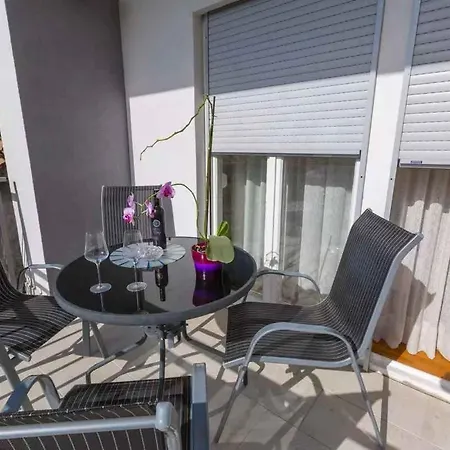 Apartment In 5542 *
