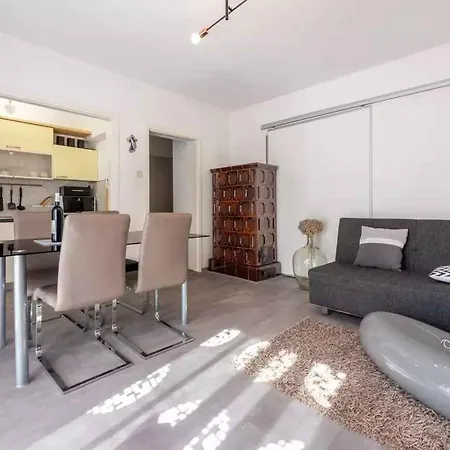 Apartment In 5542 *