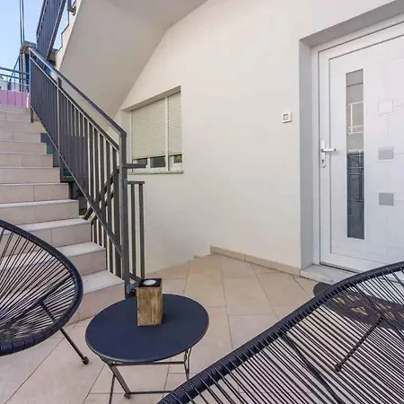 In 5542 Apartment *